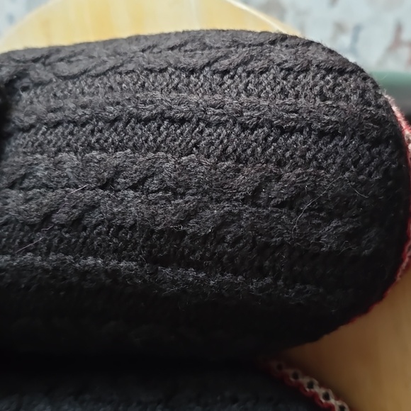 MUK LUKS BRAND WOMENS BLACK & RED SLIPPERS SIZE SMALL 5-6 - Picture 2 of 13